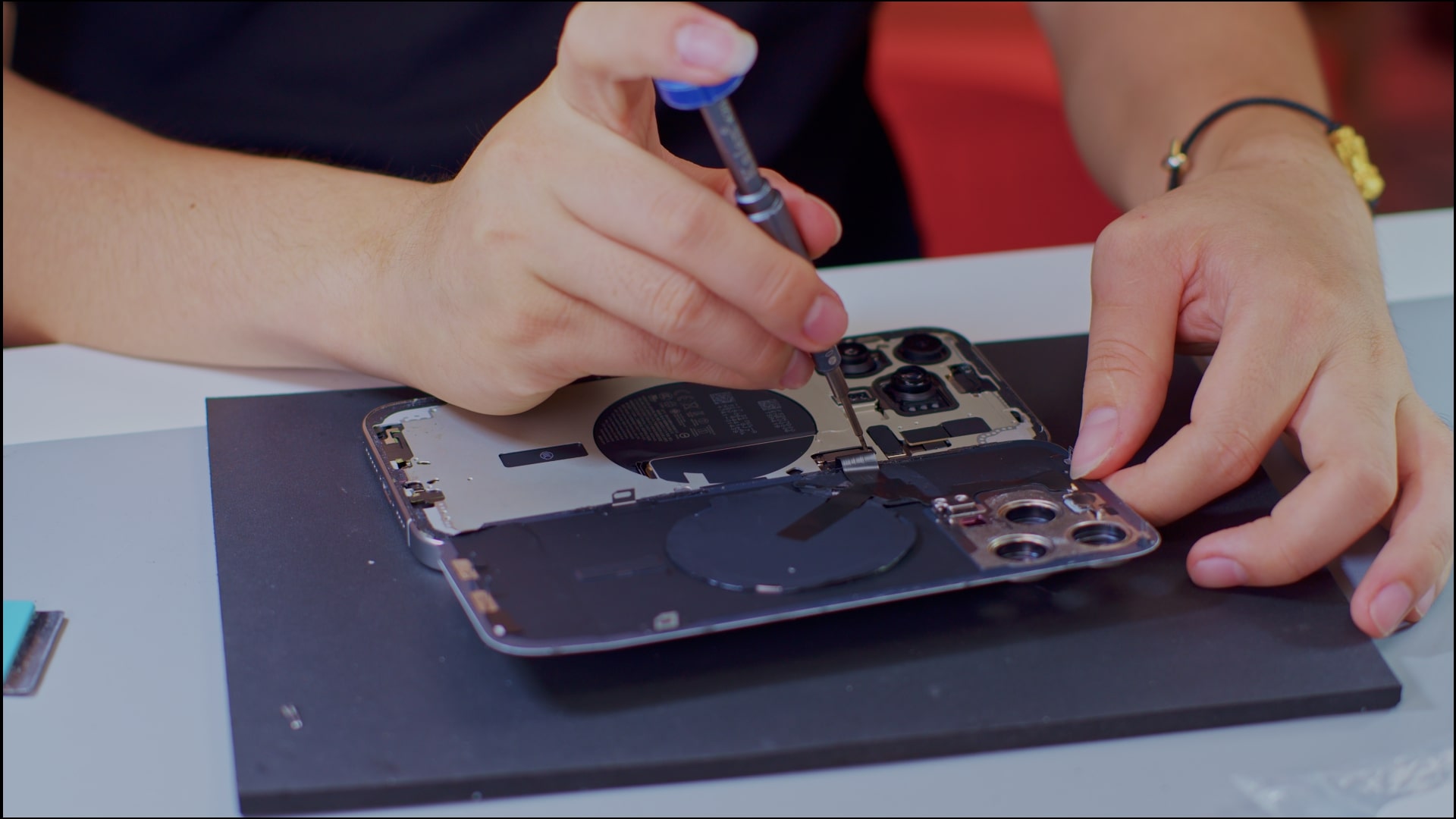 THAY MẶT KÍNH LƯNG IPHONE TẠI ONEWAY